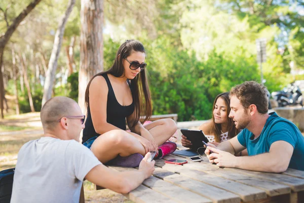 Junge Freunde am Sommerstrand — Stockfoto