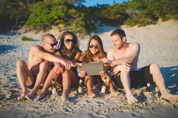 Giovani amici sulla spiaggia estiva — Foto Stock