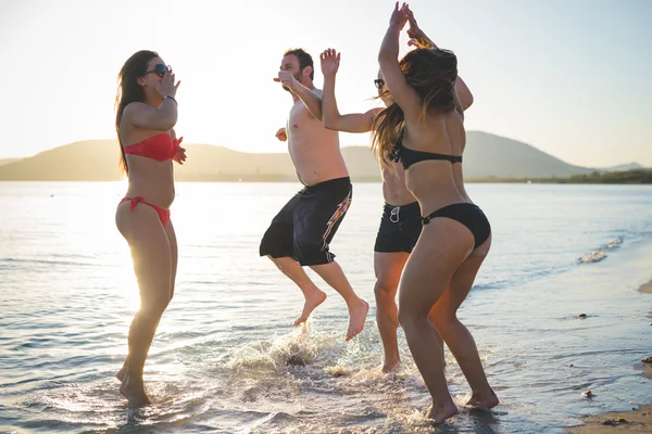 Young friends on summer beach — Stock Photo, Image