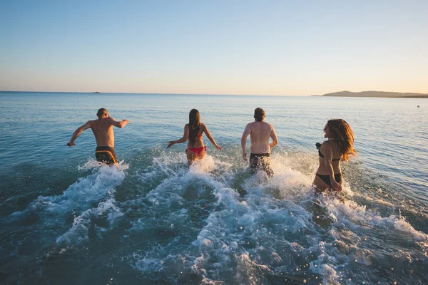 Mladí přátelé na letní beach — Stock fotografie