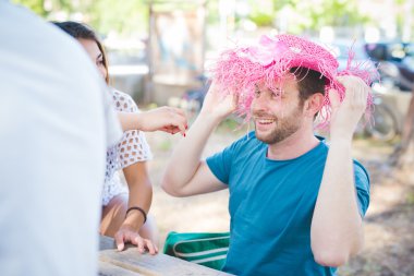 arkadaşlar yaz aylarında sahilde