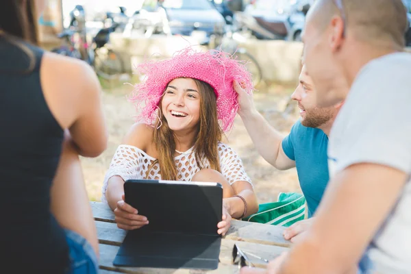 Jonge vrienden op zomer strand — Stockfoto