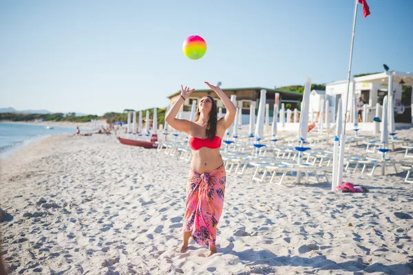 Piękna brunetka kobieta na plaży — Zdjęcie stockowe