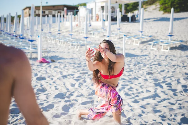 Friends on beach in summer — Stock Photo, Image