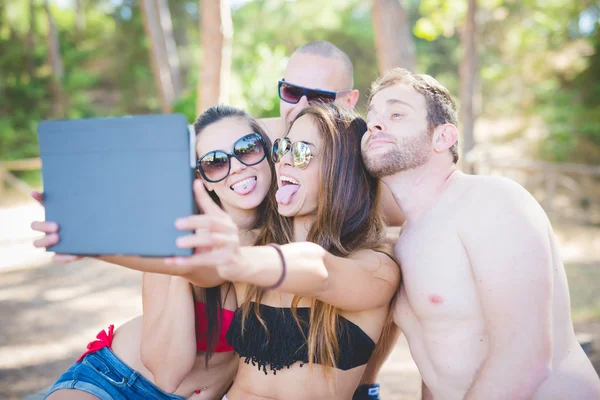 Jóvenes amigos en la playa de verano — Foto de Stock