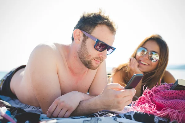 Freunde im Sommer am Strand — Stockfoto