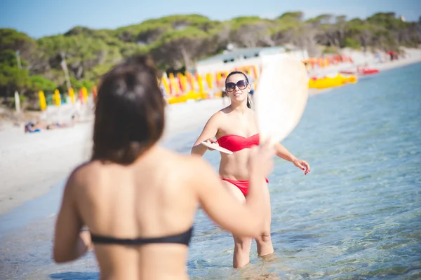 Przyjaciele na plaży latem — Zdjęcie stockowe