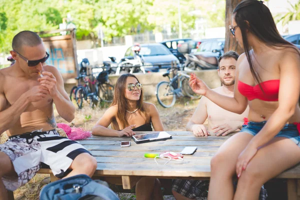 Jonge vrienden op zomer strand — Stockfoto