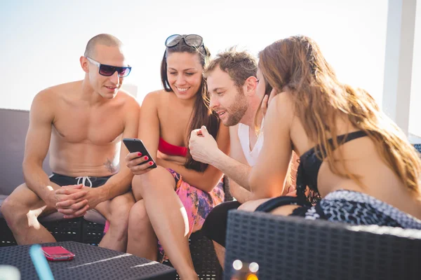 Friends on beach in summer — Stock Photo, Image
