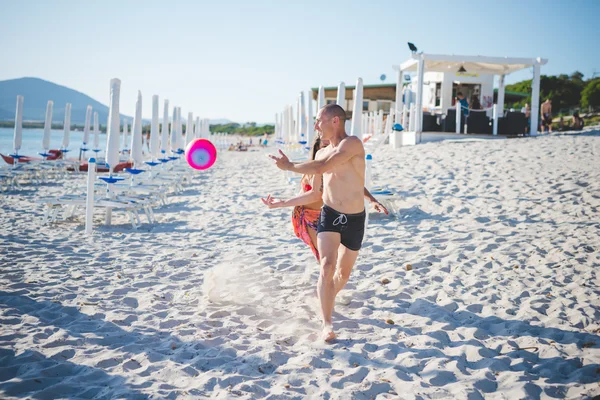 Przyjaciele na plaży latem — Zdjęcie stockowe