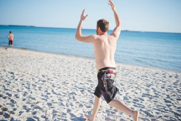Młody mężczyzna na plaży — Zdjęcie stockowe