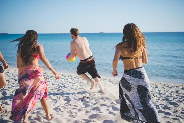 Przyjaciele na plaży latem — Zdjęcie stockowe