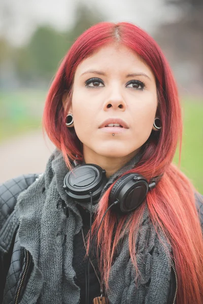 Joven hermoso pelo rojo venezolano mujer estilo de vida escuchar mu — Foto de Stock