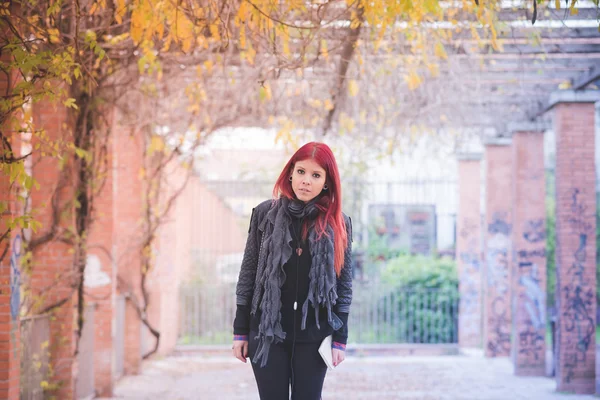 Schöne Frau mit roten Haaren — Stockfoto