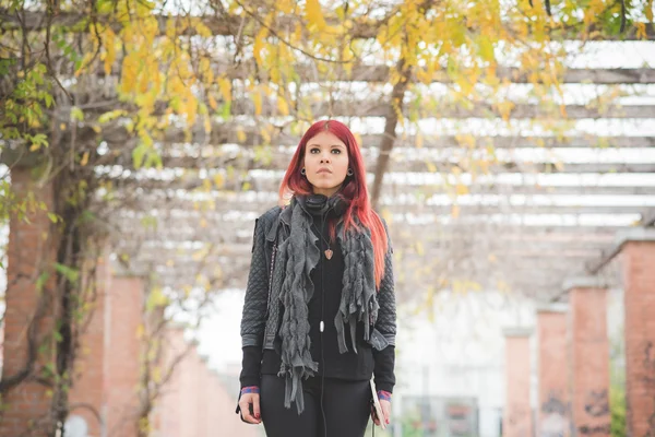 Schöne Frau mit roten Haaren — Stockfoto