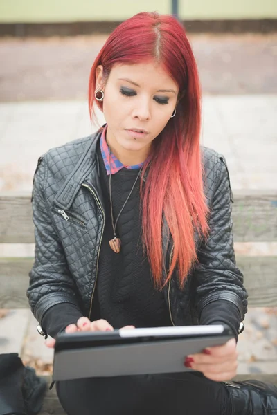 Rött hår kvinna använder tablet — Stockfoto