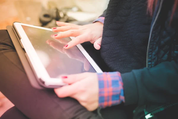 Händerna på kvinna med hjälp av Tablet PC — Stockfoto