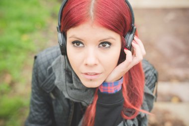 genç güzel kızıl saçların Venezuela'lı kadın yaşam tarzı dinleme mu