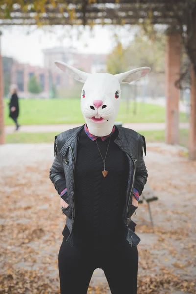 Giovane donna in maschera di coniglio — Foto Stock