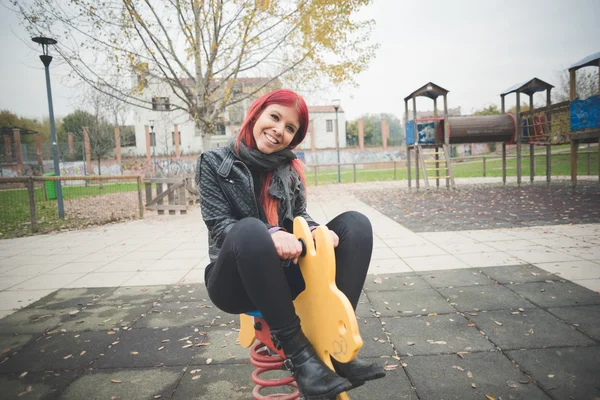 Jovem mulher bonita no parque infantil — Fotografia de Stock