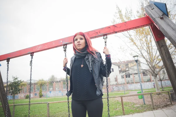 Junge schöne Frau auf Spielplatz — Stockfoto