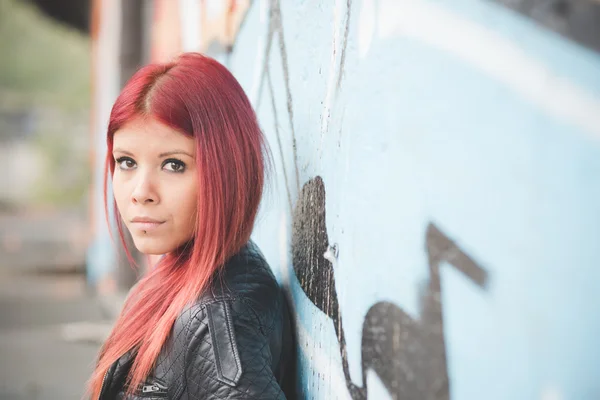 Jeune femme près du mur de graffiti — Photo