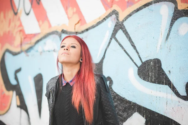 Mujer joven cerca de la pared de graffiti —  Fotos de Stock