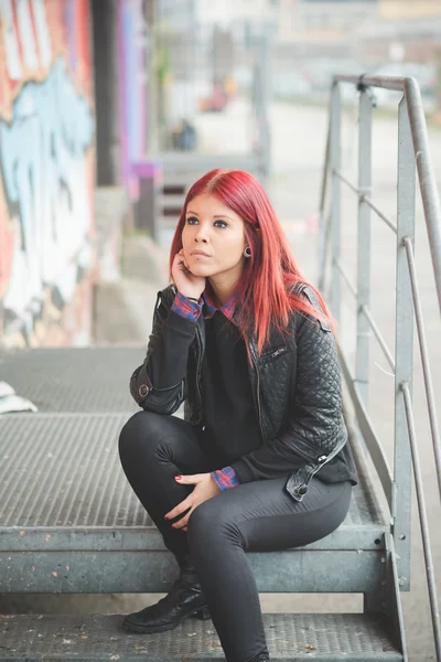 Bela mulher de cabelo vermelho sentado nas escadas — Fotografia de Stock