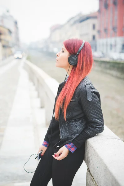 Jovem mulher bonita ouvir música — Fotografia de Stock