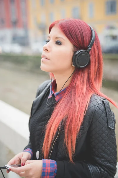 Mujer venezolana escuchando música — Foto de Stock