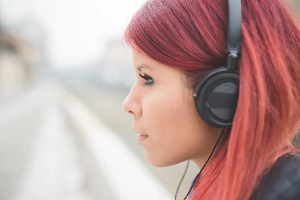 Mujer venezolana escuchando música — Foto de Stock