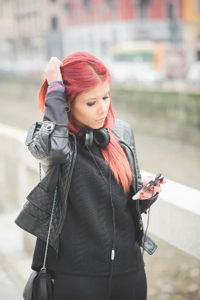 Venezuelan woman listening music — Stockfoto