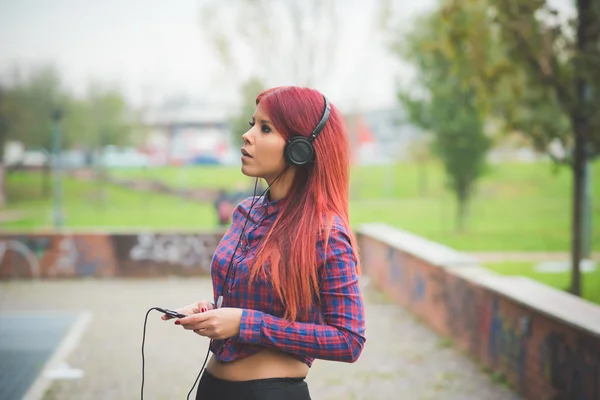 Venezuelan woman listening music — стокове фото