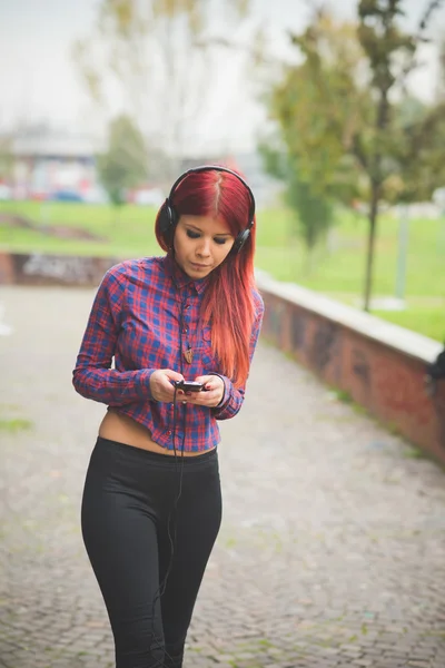 Venezuelan woman listening music — Stock Photo, Image