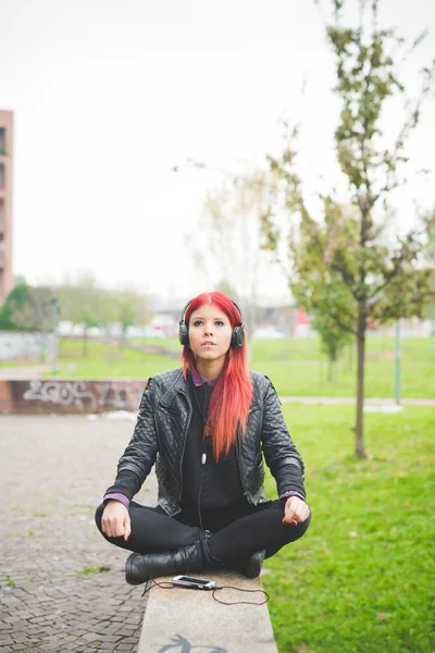 Mujer venezolana escuchando música — Foto de Stock