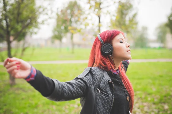 Venezuelan woman listening music — Stockfoto