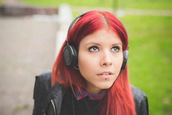 Jovem bonito cabelo vermelho venezuelano mulher estilo de vida ouvindo mu — Fotografia de Stock