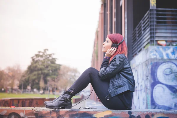 Joven hermoso pelo rojo venezolano mujer estilo de vida escuchar mu — Foto de Stock