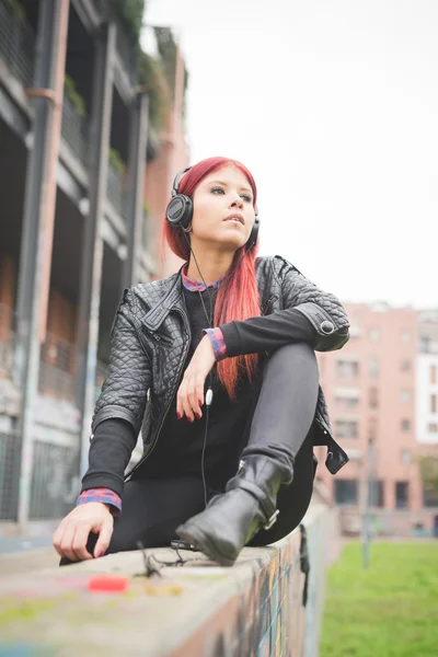 Young beautiful red hair venezuelan woman lifestyle listening mu — Stock Photo, Image