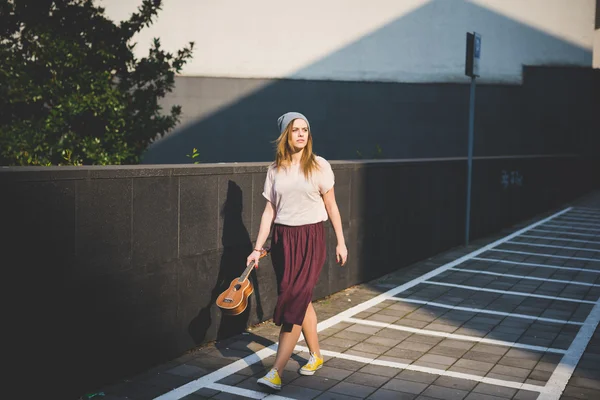 Blonde Hipsterfrau — Stockfoto