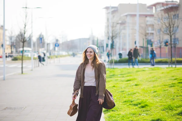 Mujer hipster rubia en la ciudad —  Fotos de Stock