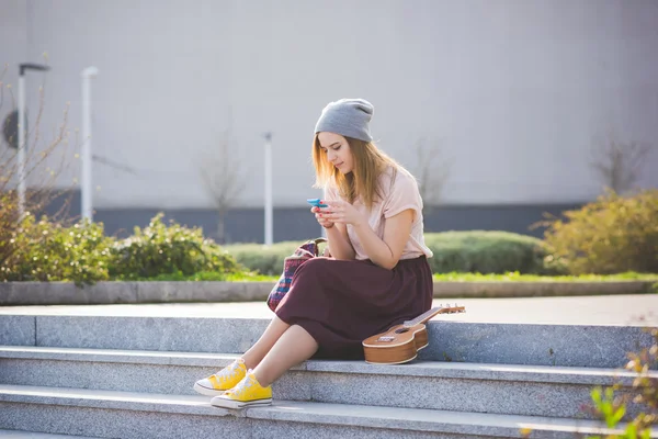 Hipster žena v městě — Stock fotografie