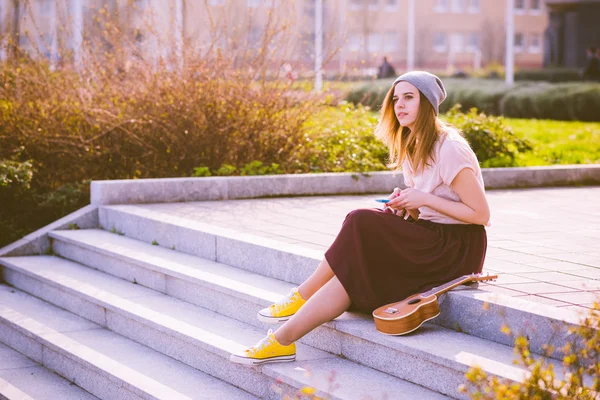 Hipster žena v městě — Stock fotografie