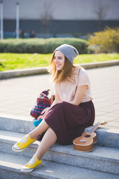 Hipster woman in city — Stock Photo, Image