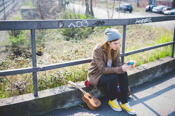 Hipster vrouw in stad — Stockfoto