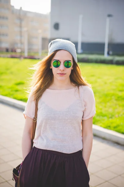 Blonde Hipsterfrau — Stockfoto