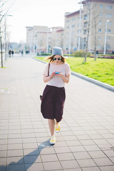 Menina jovem hipster com smartphone — Fotografia de Stock