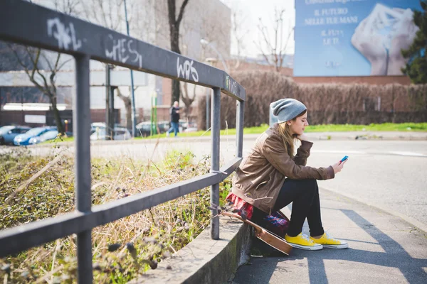 Unga hipster kvinna — Stockfoto