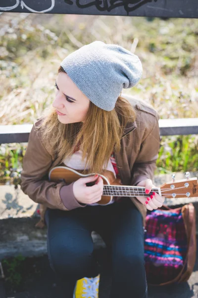 Joven mujer hipster — Foto de Stock