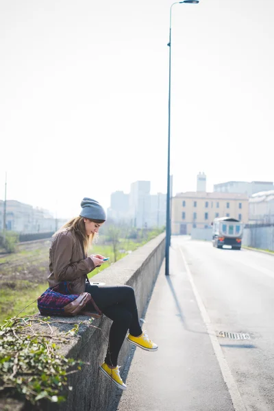Unga hipster flicka med smartphone — Stockfoto